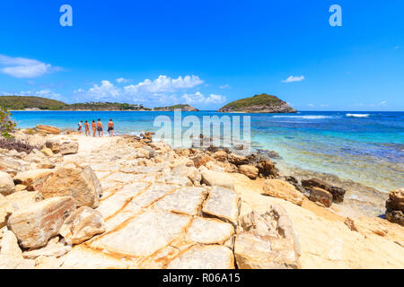 Les gens sur des rochers surplombant la mer de cristal, Half Moon Bay, Antigua-et-Barbuda, les îles sous le vent, Antilles, Caraïbes, Amérique Centrale Banque D'Images