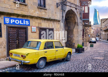 Vieille voiture soviétique Moskvitch (jaune) dans Icheri Sheher (vieille ville), Baku, Azerbaïdjan Banque D'Images