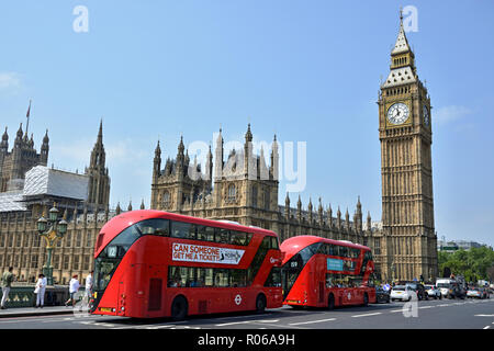 Londres, Royaume-Uni - Juin 2016 - Deux doubledeckers devant les Maisons du Parlement à Londres Banque D'Images