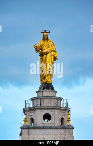Statue du Christ Rédempteur au sommet du clocher de la Sacro Cuore di Gesú al Castro Pretorio, Rome Italie Banque D'Images