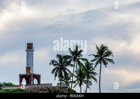 Petit phare sur la côte tropical au Sri Lanka Banque D'Images