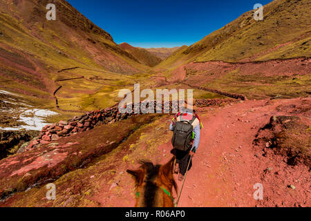 La randonnée à travers la chaîne de montagnes de l'Arc-en-ciel dans les Andes, le Pérou, Amérique du Sud Banque D'Images