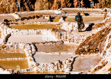 Terrasses de sel dans la vallée sacrée où les gens sont encore l'exploitation minière et de criblage des piscines en terrasses comme les Incas n il y a 1000 ans, le Pérou, Amérique du Sud Banque D'Images