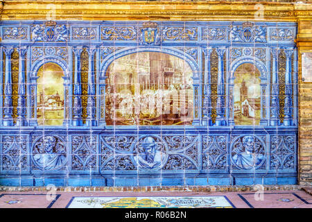 Ornement de céramique espagnole traditionnelle à une place publique à la Plaza de España à Séville, Espagne. Banque D'Images