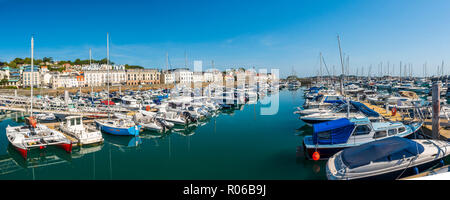 Bateaux dans le port de St Peter Port, Guernsey, Channel Islands, Royaume-Uni, Europe Banque D'Images