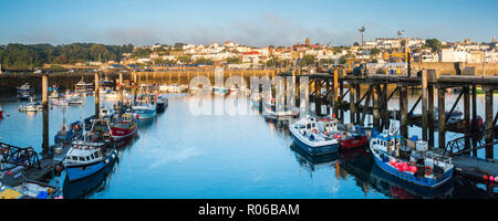 Bateaux dans le port de Saint-Pierre-Port au lever du soleil, Guernesey, îles Anglo-Normandes, Royaume-Uni, Europe Banque D'Images