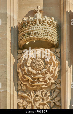 L'emblème royal en pierre sculptée sur le mur de l'ante-chapelle dans le tudor chapelle médiévale de King's College, Université de Cambridge, Angleterre. Banque D'Images