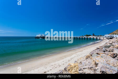 Vue sur la plage de Malibu et Malibu Pier, Malibu, Californie, États-Unis d'Amérique, Amérique du Nord Banque D'Images