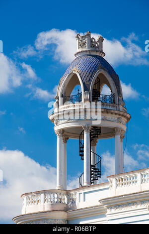 Escalier d'enroulement sur la toiture du bâtiment ancien dans le centre de Cienfuegos, Site du patrimoine mondial de l'UNESCO, Cuba, Antilles, Caraïbes, Amérique Centrale Banque D'Images