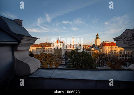 La ville de Lviv vue sur la vieille ville avec la mairie et les églises pendant le coucher du soleil en Ukraine Banque D'Images