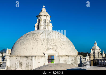 Les belles coupoles blanches sur le toit de la cathédrale de l'Assomption, UNESCO World Heritage Site, Leon, Nicaragua, Amérique Centrale Banque D'Images