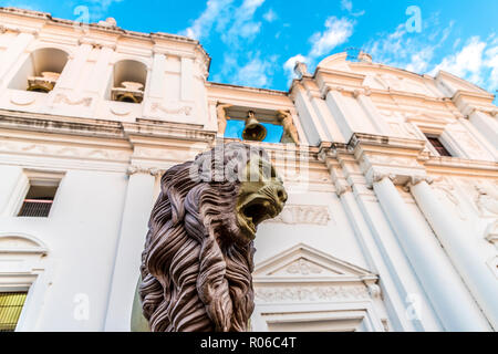 Une statue de lion à l'extérieur de la cathédrale de l'assomption de Marie, UNESCO World Heritage Site, Leon, Nicaragua, Amérique Centrale Banque D'Images