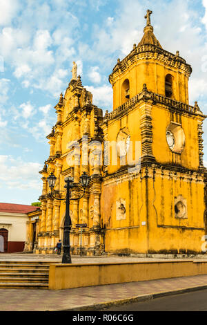 Une vue de la façade baroque colorée de l'Église du Souvenir, Leon, Nicaragua, Amérique Centrale Banque D'Images