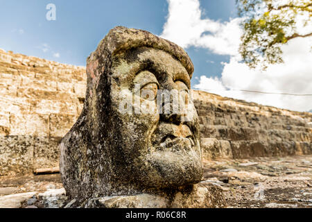 Une sculpture de visage Pauahtun en cour à l'est les ruines de Copan, UNESCO World Heritage Site, Copan, Honduras, Amérique Centrale Banque D'Images