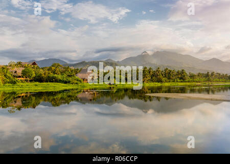 Une vue de los Naranjos (Los Angeles) plage vers la rivière Piedras à Santa Marta, Colombie, Amérique du Sud Banque D'Images