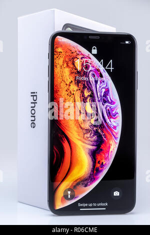 Galati, Roumanie - 26 octobre 2018 : lancement d'Apple le nouveau smartphone iPhone et iPhone Xs Xs Xs iPhone. max max sur fond blanc. Banque D'Images