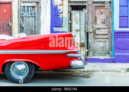 Un vintage rouge voiture garée à l'architecture locale colorée à La Havane, Cuba, Antilles, Caraïbes, Amérique Centrale Banque D'Images