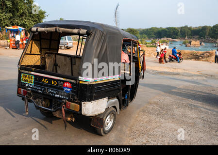 JAIPUR, INDE - CIRCA NOVEMBRE 2017 : Auto rikshaw dans la rue de l'Inde Banque D'Images