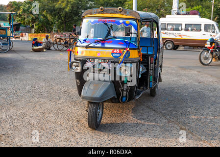 JAIPUR, INDE - CIRCA NOVEMBRE 2017 : Auto rikshaw dans la rue de l'Inde Banque D'Images