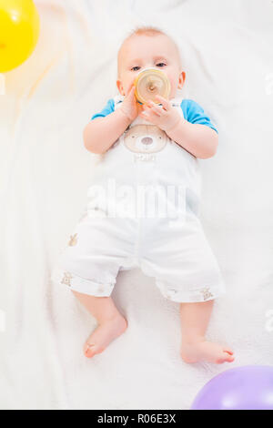 Bébé avec des ballons sur fond blanc Banque D'Images