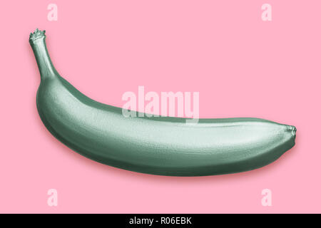 Banane métallique vert sur fond rose. Un concept créatif. L'art contemporain fruits peints à la main Banque D'Images