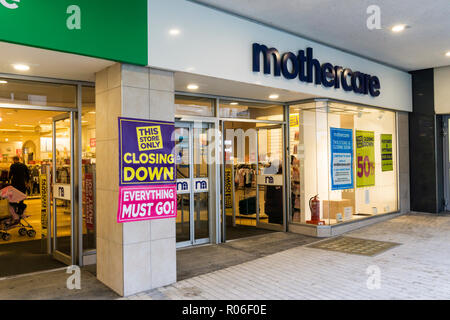 La fermeture d'un signe sur une boutique à Bromley Mothercare High Street. Banque D'Images