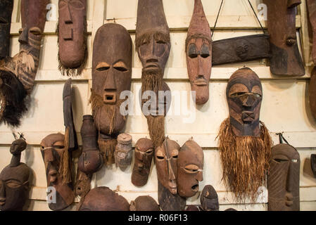 Masques en bois dans les touristes au Kenya, Afrique boutique Banque D'Images