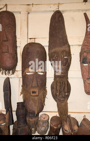 Masques en bois dans les touristes au Kenya, Afrique boutique Banque D'Images