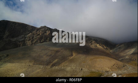 Vue panoramique à col Barskoon, rivière et la gorge et col Sarymoynak à Randonnées Jeti-Oguz, Kirghizistan Banque D'Images