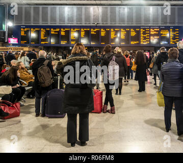 Les passagers, hommes et femmes, l'attente pour les trains à la recherche et le conseil dans le hall des départs de la gare centrale de Glasgow, Écosse, Royaume-Uni Banque D'Images