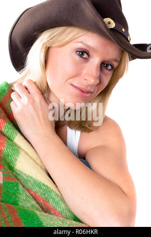 Belle fille dans un chapeau de cowboy avec enveloppé dans un plaid gros plan sur wite background Banque D'Images