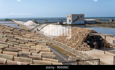 Des tas de sel à Salt Museum, Trapani, Sicile, Italie Banque D'Images