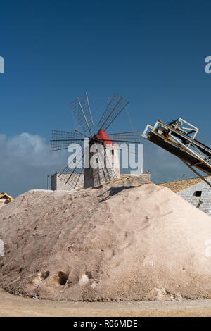 Moulin, convoyeur à bande et le sel TAS à Salt Museum, Trapani, Sicile, Italie Banque D'Images