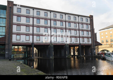 L'entrepôt Straddle, Victoria Quays à Sheffield, Angleterre Royaume-Uni. Bâtiment du quai du canal, bâtiment industriel classé grade II du bassin du canal Banque D'Images