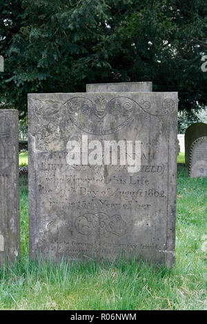 Tombe pierre tombale dans l'église St Laurent, North Wingfield, Derbyshire en Angleterre Banque D'Images