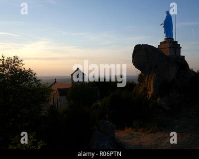 AJAXNETPHOTO. En 2018. Séguin, FRANCE. - BELVEDERE - BURGOGNE PAYSAGE DEPUIS LES HAUTEURS DE SUIN VILLAGE, STATUE DE LA VIERGE À L'ÉGLISE DE SILHOUETTE. PHOTO:JONATHAN EASTLAND/AJAX REF:182009 GX8  535 Banque D'Images