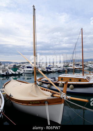 AJAXNETPHOTO. En 2018. CANNES, FRANCE. - RIG LATINES TRADITIONNELLES CLASSIQUES DE LA MÉDITERRANÉE SUR LA CÔTE D'AZUR OPEN BATEAU EN BOIS. PHOTO:JONATHAN EASTLAND/AJAX REF:180910 GX8  831 Banque D'Images