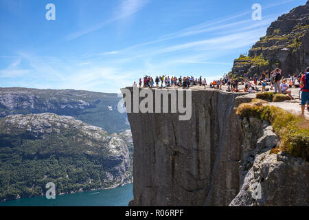 Preikestolen - célèbre destination de randonnée sur le bord de Lysefjord près de Stavanger. De nombreux touristes en été de prendre une photos sur le bord. Banque D'Images