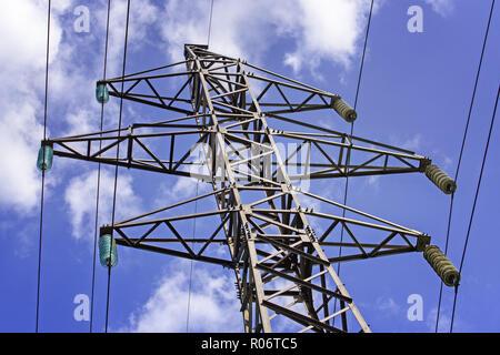 Paysage industriel : Electric Pylon haute tension sur fond de ciel bleu Banque D'Images