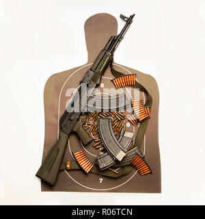 Fusil d'assaut AK-47 avec magazine haute capacité Banque D'Images