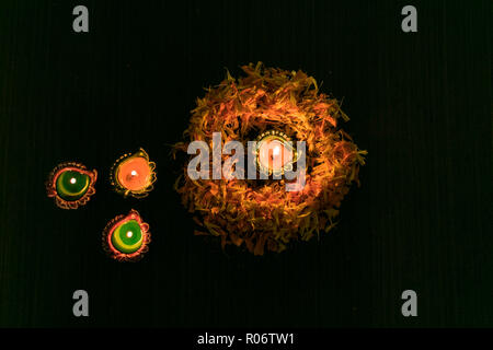 Diya colorés disposés de façons différentes pour célébrer Diwali et Dhanteras Banque D'Images