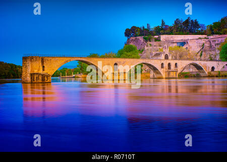 Pont d'Avignon et palais des Papes, Avignon, vision de nuit, en France. Banque D'Images