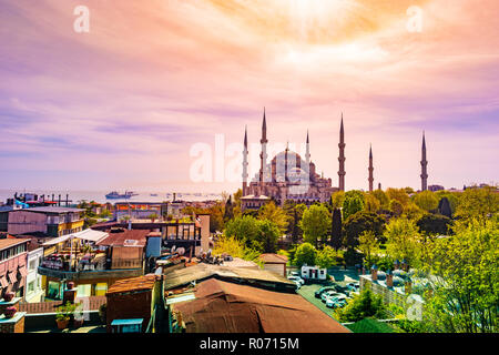 Les minarets et les dômes de la Mosquée Bleue et la mer de Marmara Bosphore avec en arrière-plan, Istanbul, Turquie. Banque D'Images