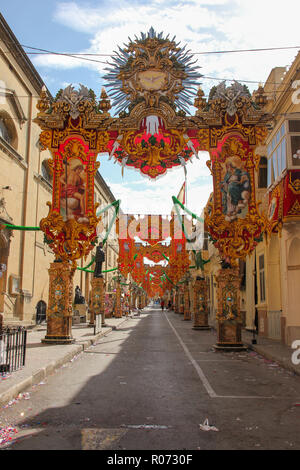 Décoration de fête presque vide street avec de vieux balcons traditionnels. Tunnel de bannières et statues pour fête religieuse annuelle festa à sunny day Banque D'Images