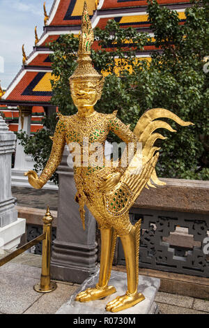 Statue d'un Asurapaksi, une créature mythique avec la tête d'un géant et la partie inférieure du corps d'un oiseau, dans le Wat Phra Kaew, Bangkok, Thaïlande. Banque D'Images