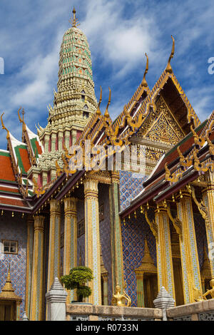 Panthéon de la dynastie Chakri au Wat Phra Kaew, Bangkok, Thaïlande. Banque D'Images