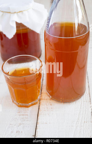Un verre de kombucha maison - une boisson faite par fermentation du thé. Banque D'Images