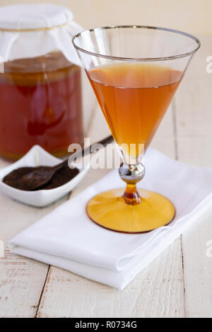Un verre de kombucha maison - une boisson faite par fermentation du thé. Banque D'Images