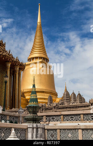 Chedi doré et modèle à l'échelle d'Angkor Wat au Wat Phra Kaew, Bangkok, Thaïlande. Banque D'Images