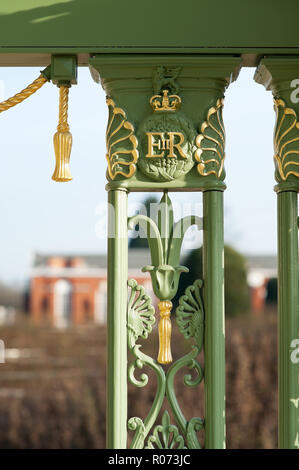 Auvent d'entrée en fer forgé ajouté à Kensington Palace pour célébrer la reine Elizabeth II's Diamond Jubilee Banque D'Images